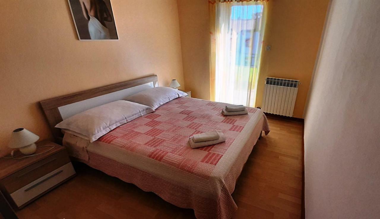 Paradise Beach Apartments Ровінь Екстер'єр фото