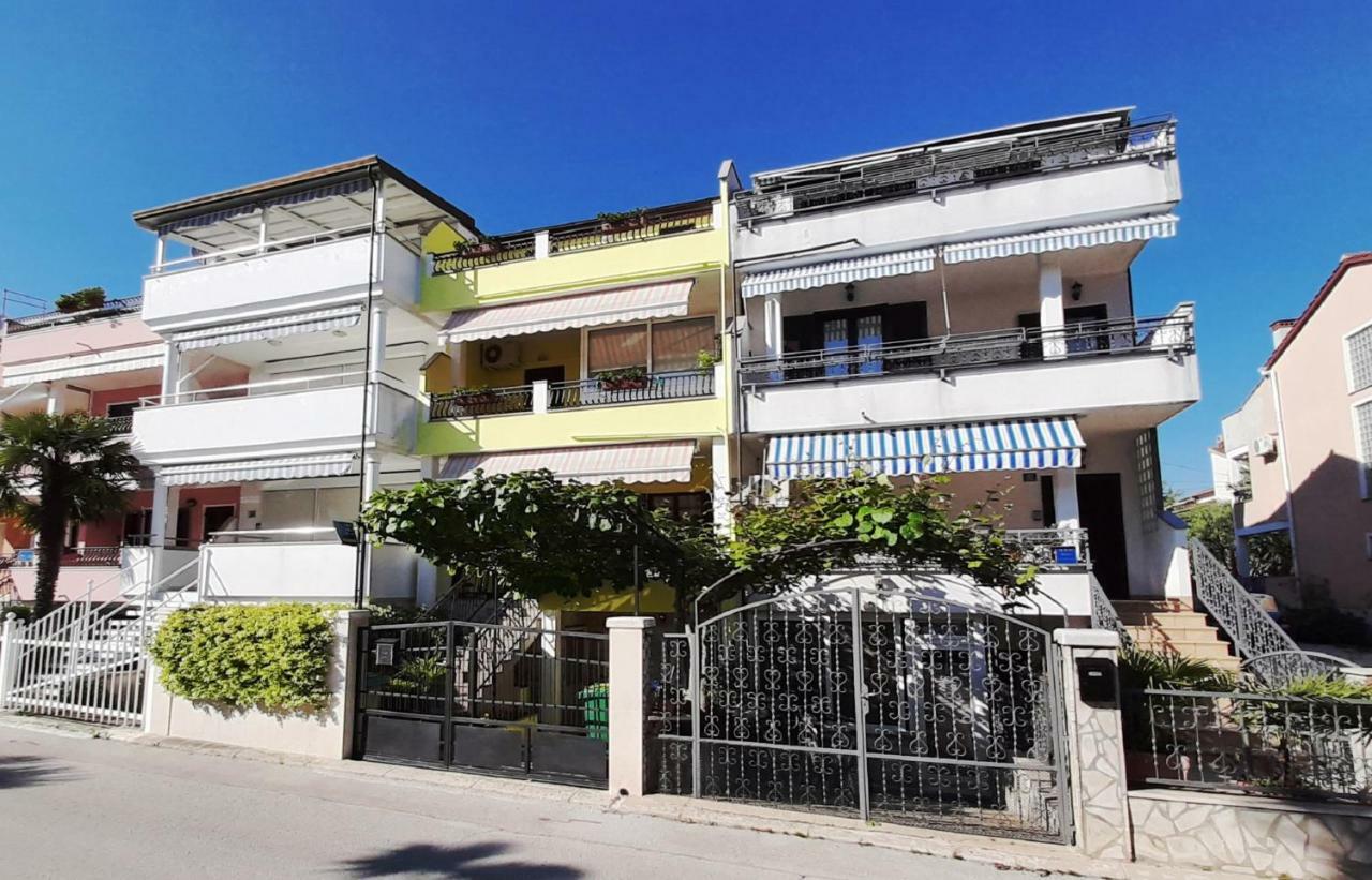 Paradise Beach Apartments Ровінь Екстер'єр фото