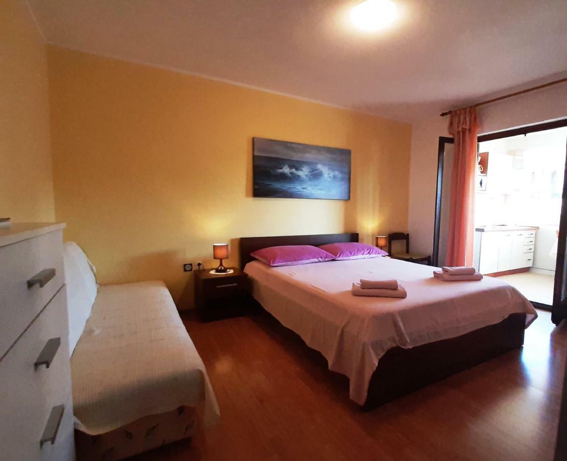 Paradise Beach Apartments Ровінь Екстер'єр фото
