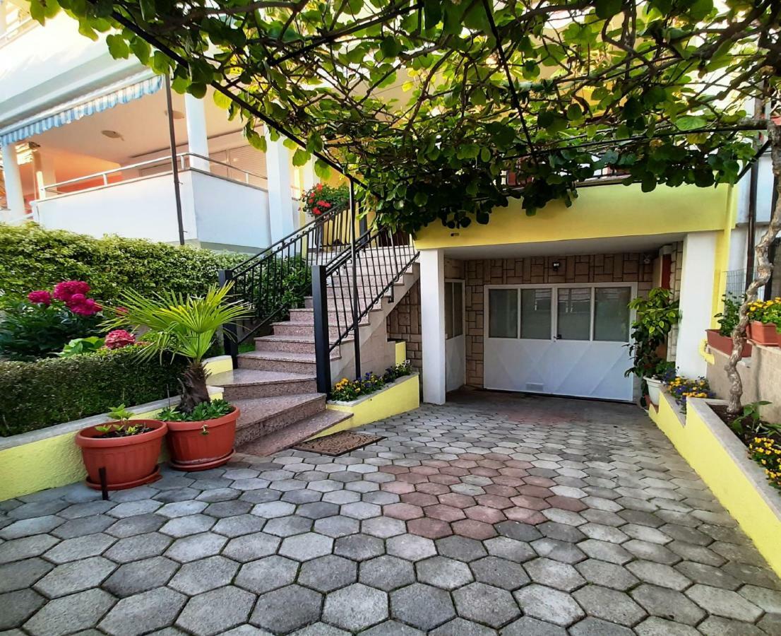 Paradise Beach Apartments Ровінь Екстер'єр фото