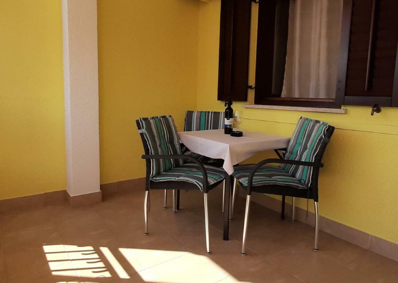 Paradise Beach Apartments Ровінь Екстер'єр фото
