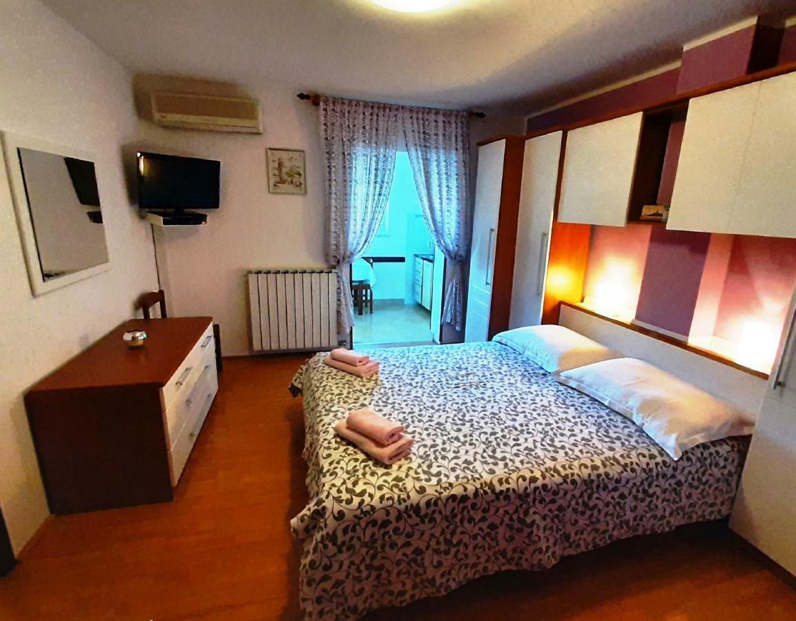 Paradise Beach Apartments Ровінь Екстер'єр фото